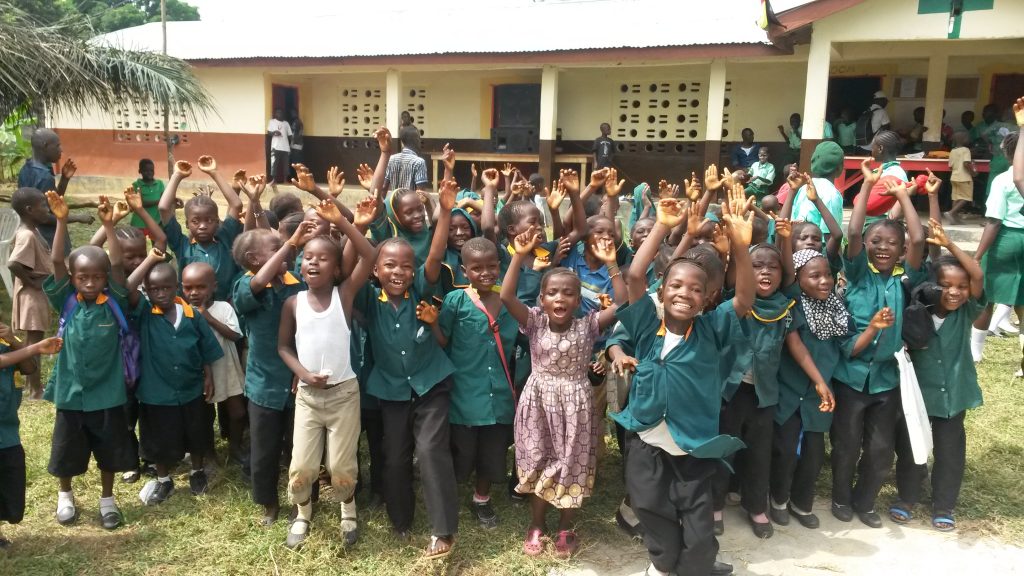 Einige Impressionen aus den Schulen: Schulkinder vor dem neuen Schulgebäude in Malokko (November 2016, Foto: T.Puschmann). Forikolo - Schulen für Sierra Leone