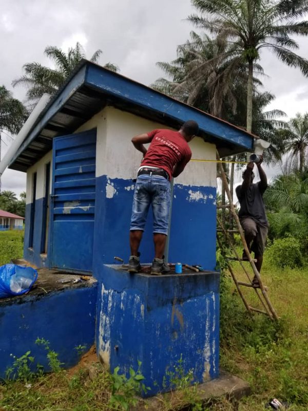 Reparaturen an einer UNICEF Toilette in Sierra Leone