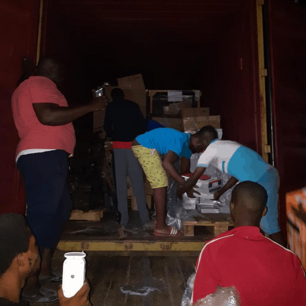 Ausladeprozess eines Containers in Sierra Leone