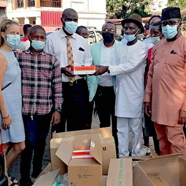 Übergabe wichtiger medizinischer Materialien an die Verantwortlichen in Freetown, Sierra Leone