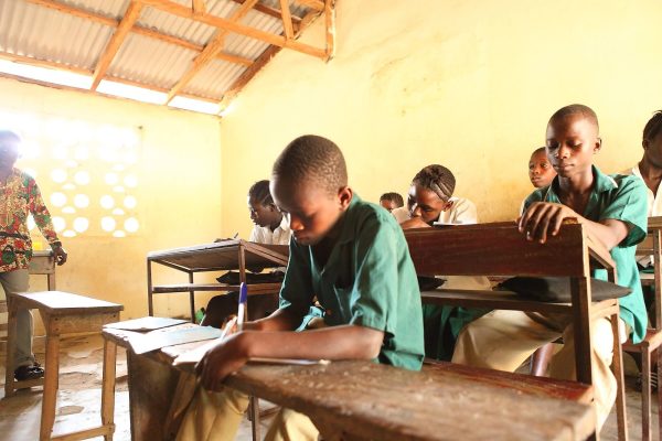 Eine Schulklasse in Sierra Leone beim Unterrricht