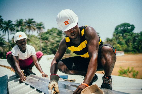Das Baumteam in Sierra Leone auf dem Dach einer Schule