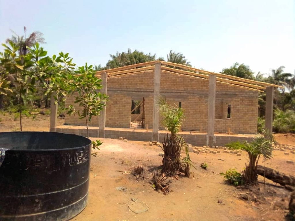 Blick auf den Rohbau eines Schulgebäudes unserer neuen Schule in Barbara, Sierra Leone. Die Außenmauern sind fertig. Die Vorbereitungen für das Dach laufen.