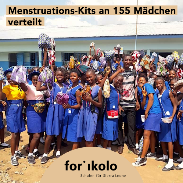 Gruppenbild der von Schülerinnen in Sierra Leone, die unseren Menstruations-Workshop besucht haben. Insgesamt wurden 155 Menstruations-Sets verteilt mit denen die Schülerinnen ihre Periode handhaben können und den Schulunterricht nicht mehr verpassen.