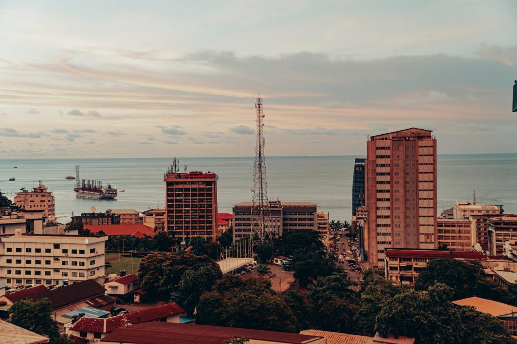 Das Bild zeigt die Stadt Freetown in Sierra Leone