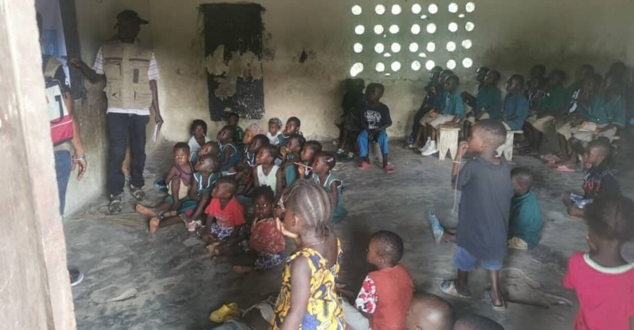 Blick in die Schule in Mathon, Sierra Leone, in der die Schüler:innen auf dem Boden sitzen müssen, weil keine Schulmöbel vorhanden sind. Hilf uns mit, dies zu ändern!