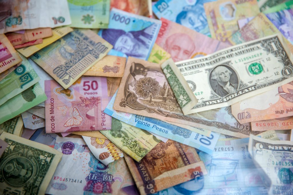 Draufsicht auf Geldscheine unterschiedlicher Weltwährungen