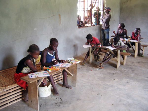 Schüler im Klassenzimmer in Forikolo