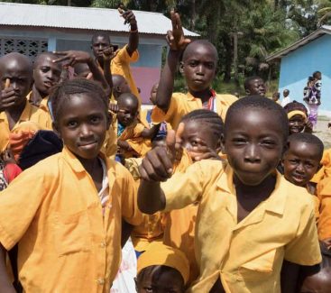 Kinder vor einer Schule in Sierra Leone